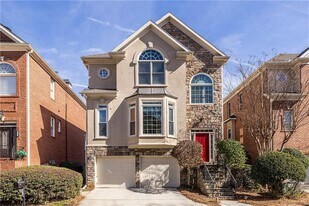 2454 Vivian Cir in Decatur, GA - Building Photo