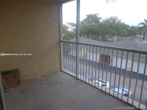 5686 Rock Island Rd in Tamarac, FL - Building Photo - Building Photo