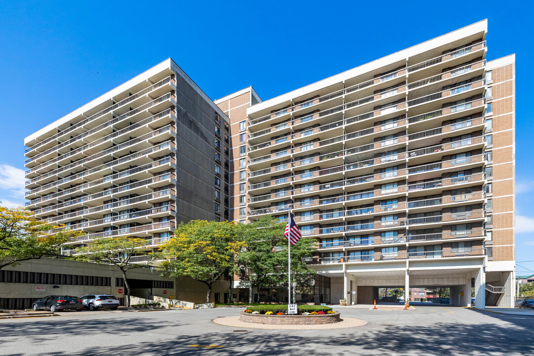 Village Mall at Hillcrest in Flushing, NY - Foto de edificio