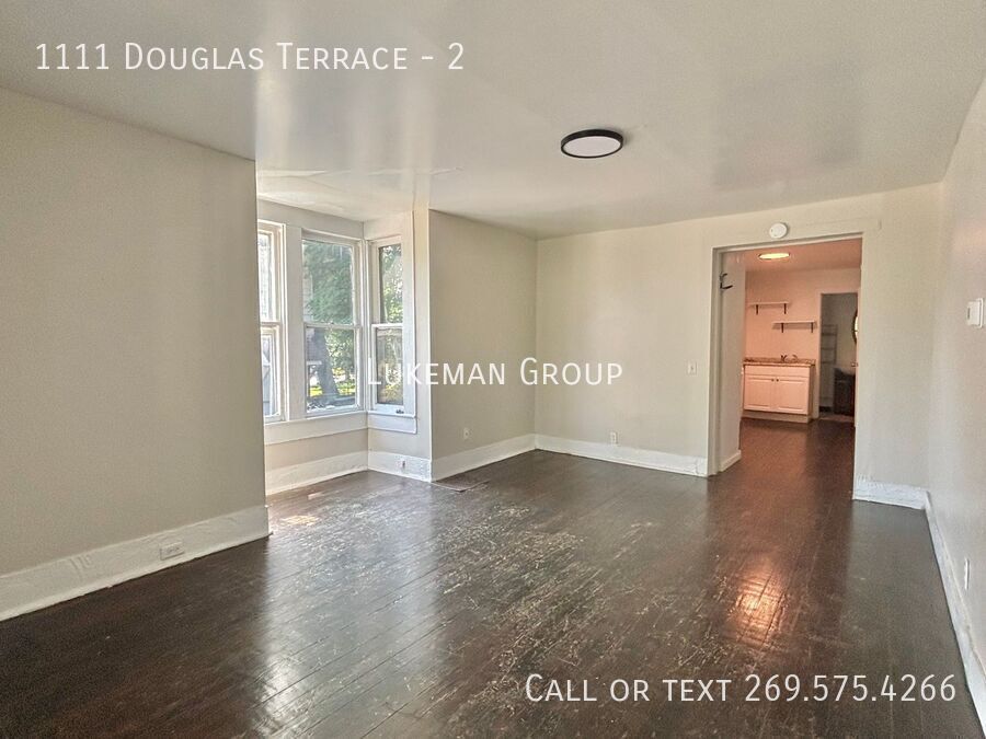 1111 Douglas Terrace in Kalamazoo, MI - Building Photo