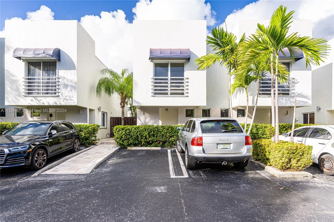 2945 Bridgeport Ave in Miami, FL - Building Photo