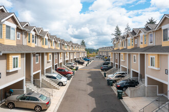 Lipoma Firs Townhomes in Puyallup, WA - Building Photo - Building Photo