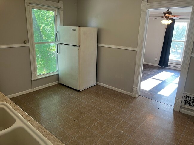 206 S Monroe St, Unit 206 Upper in Clinton, IL - Building Photo - Building Photo
