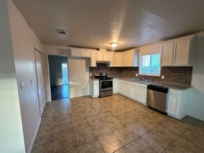1809 Larkspur Ln in Ceres, CA - Building Photo - Building Photo