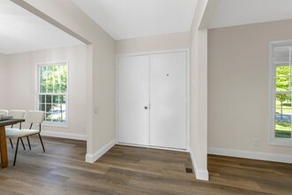 2 Oak Point Ct in St. Peters, MO - Building Photo - Building Photo