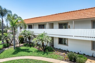Sunset Drive Apartments in Escondido, CA - Foto de edificio - Building Photo