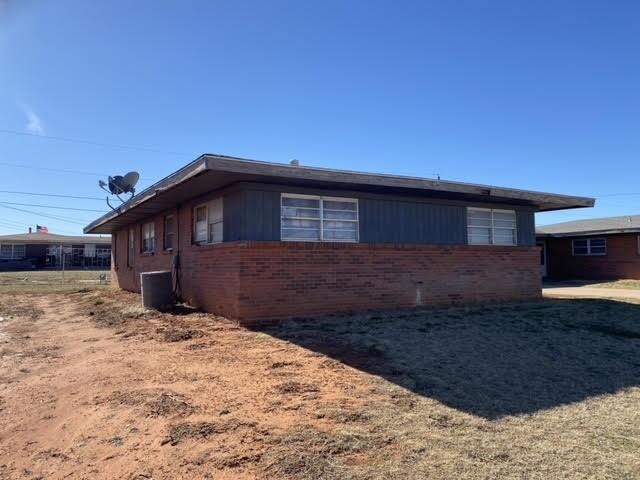 407 Iroquois Trail in Foss, OK - Foto de edificio