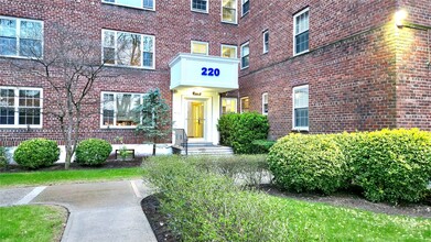 220 Pelham Rd in New Rochelle, NY - Building Photo - Building Photo