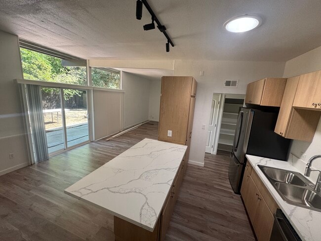 940 J St in Davis, CA - Foto de edificio - Building Photo
