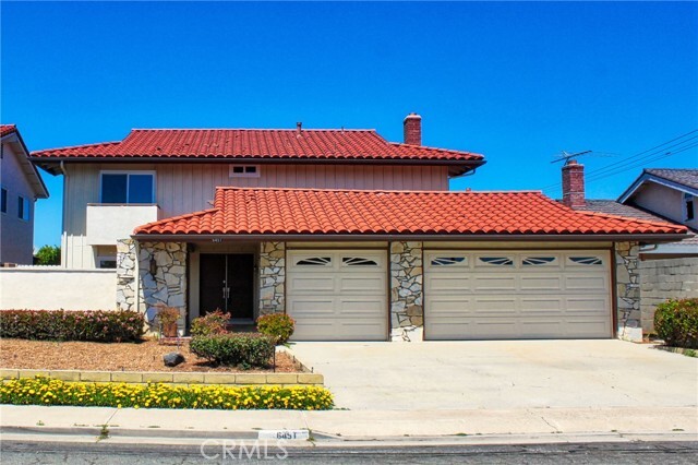 6451 Meadow Crest Drive in Huntington Beach, CA - Foto de edificio