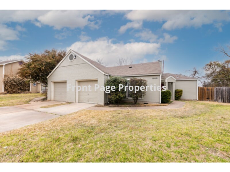 1304 Danbury Sq in Austin, TX - Building Photo