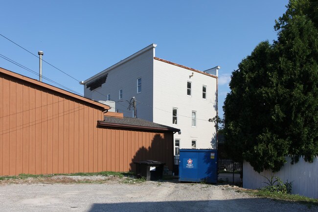 104 N Main St in Spencer, OH - Foto de edificio - Building Photo