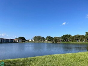 9423 S Hollybrook Lake Dr in Pembroke Pines, FL - Building Photo - Building Photo