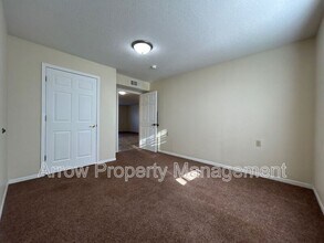 1009 14th St in Wamego, KS - Foto de edificio - Building Photo