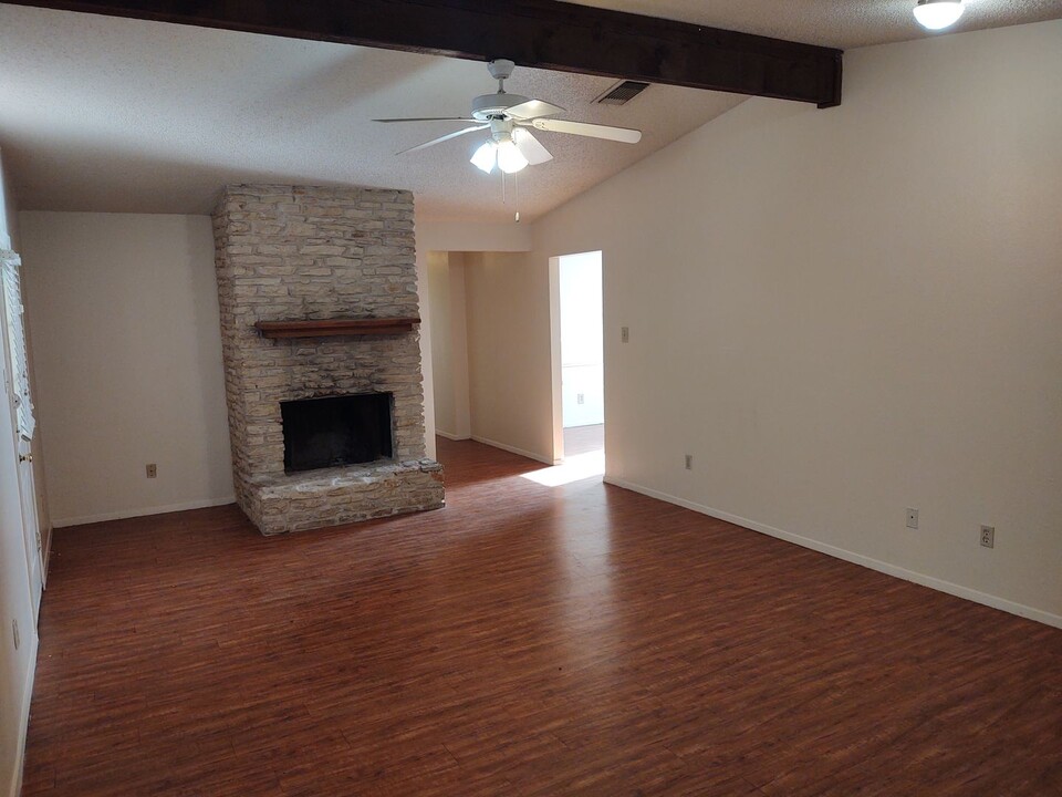 240-242-242 Craddock Ave in San Marcos, TX - Building Photo