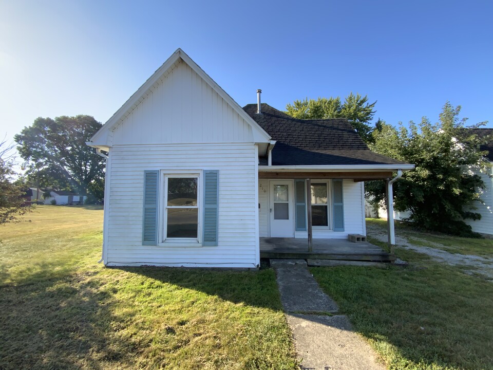 210 E 11th St in Georgetown, IL - Building Photo