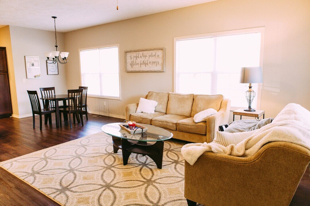 527 E Meadowmere St in Springfield, MO - Building Photo