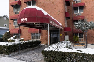 999 Forest Ave in Staten Island, NY - Building Photo - Building Photo