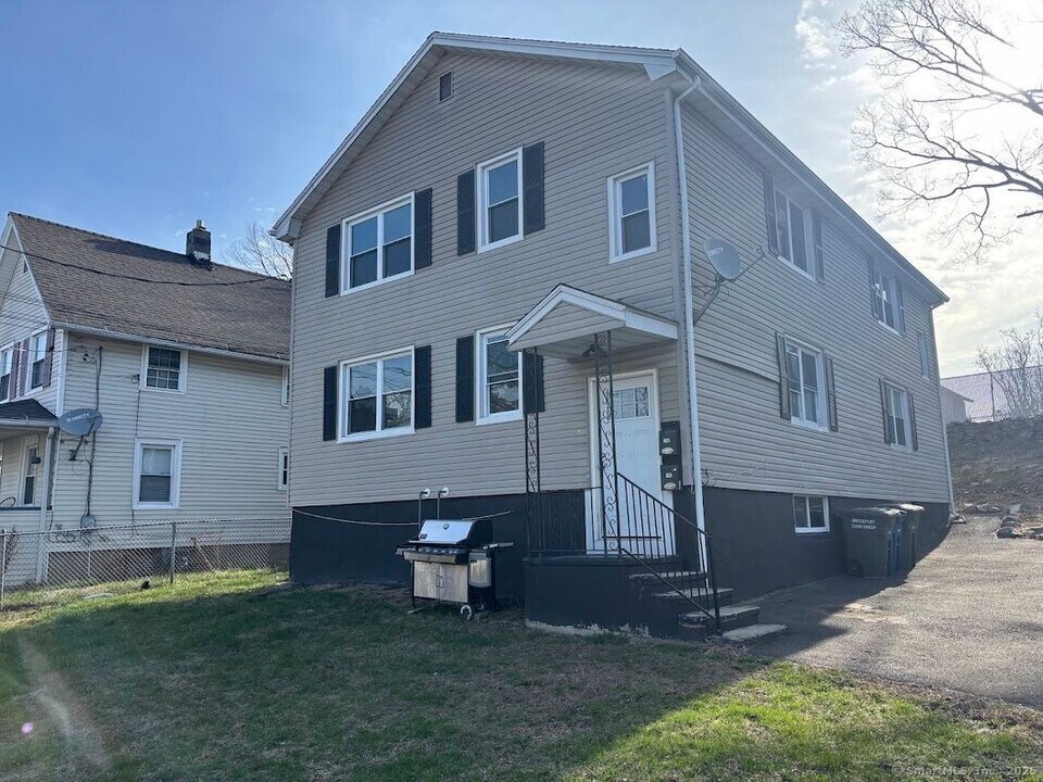 196 Goddard Ave in Bridgeport, CT - Building Photo