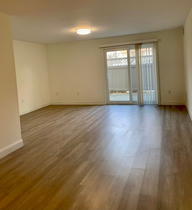 Natick Village in Natick, MA - Foto de edificio - Building Photo