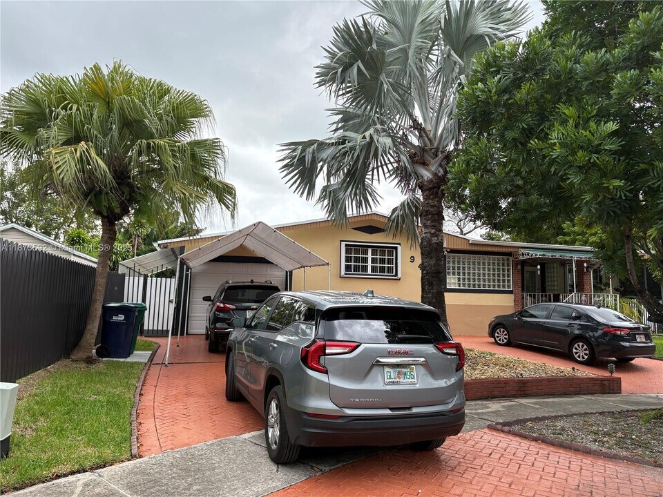 9470 SW 79th St in Miami, FL - Building Photo