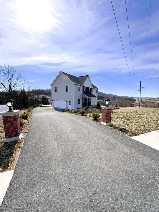 595 Denali Dr in Broadway, VA - Foto de edificio