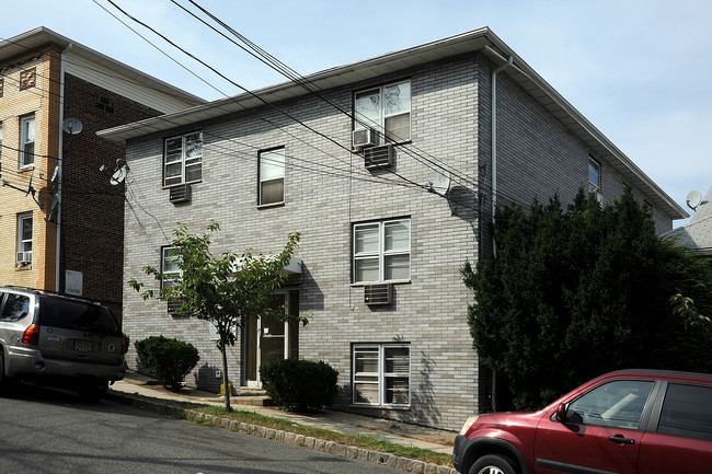 74 Carmer Ave in Belleville, NJ - Foto de edificio - Building Photo