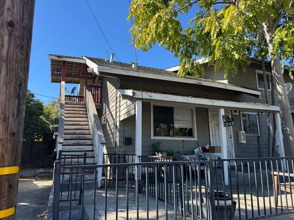 1947 N Wood Ln in Stockton, CA - Foto de edificio