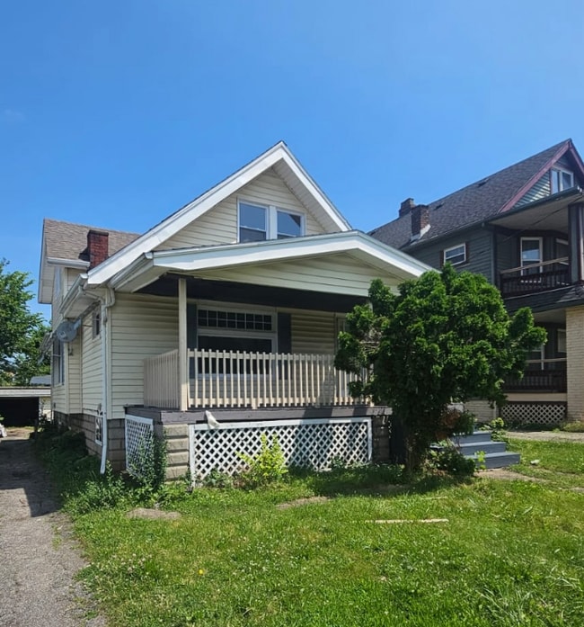 8409 Rosewood Ave