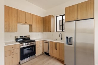 17850 Saticoy St in Los Angeles, CA - Building Photo - Building Photo