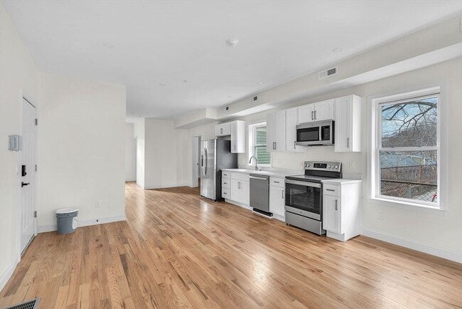 23 Pleasant St in Fitchburg, MA - Building Photo - Building Photo