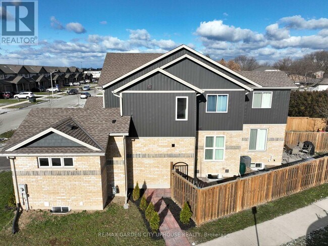 11 Manhattan Ct. in St Catharines, ON - Building Photo - Building Photo