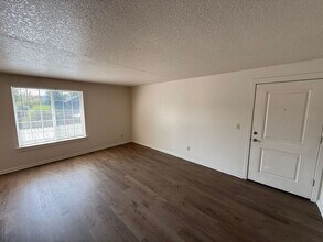 1012 Boedies Dr in Silverton, OR - Building Photo - Building Photo