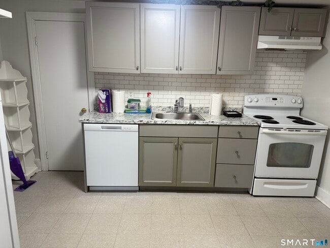 57 New St in Seymour, CT - Building Photo - Building Photo