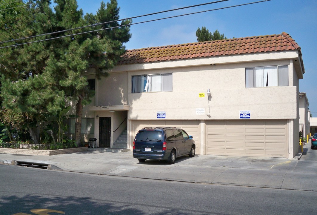 Larch Street in Lawndale, CA - Foto de edificio