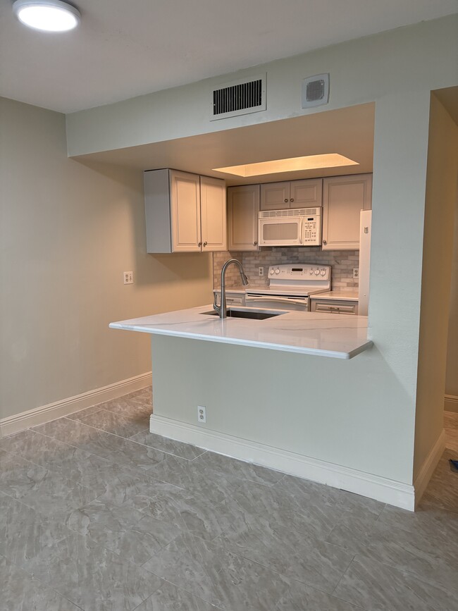 2875 Palm Beach Blvd, Unit 302C in Ft. Myers, FL - Building Photo - Building Photo