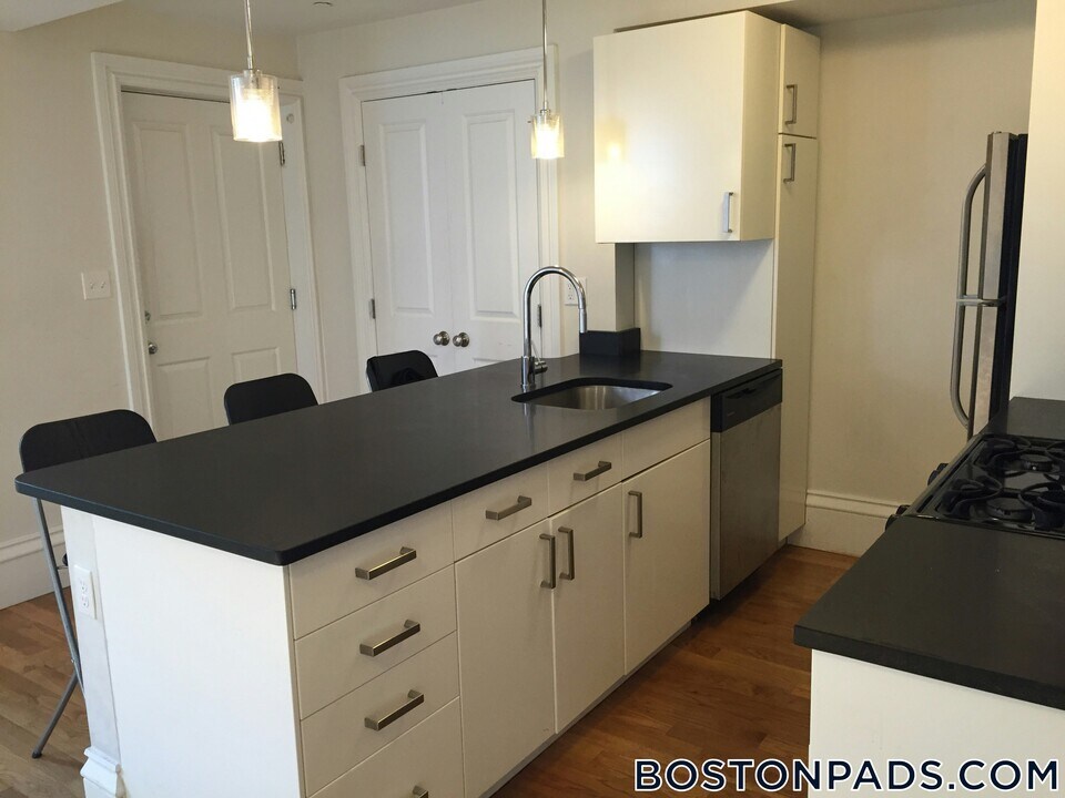 656 Massachusetts Ave in Boston, MA - Building Photo