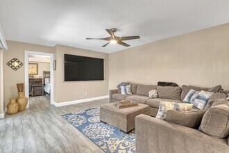 923 Springdale Cir in Palm Springs, FL - Building Photo - Building Photo