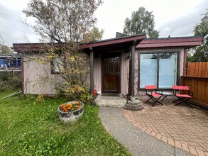 3209 Lois Dr in Anchorage, AK - Building Photo - Building Photo