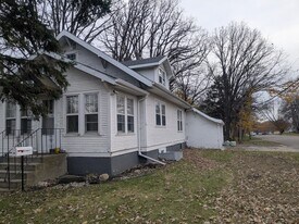 1102 Kenwood St in Alexandria, MN - Building Photo