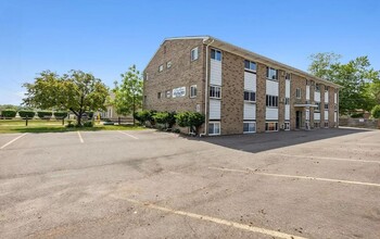 Skyline Apartments in Lansing, MI - Foto de edificio - Primary Photo