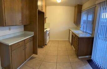 2813 Thornton Ct in Modesto, CA - Foto de edificio - Building Photo