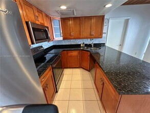6408 Windmill Gate Rd in Miami Lakes, FL - Foto de edificio - Building Photo