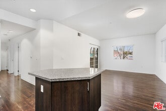 1408 W Washington Blvd in Los Angeles, CA - Foto de edificio - Building Photo