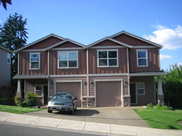property at 895 Carmelcrest Ct SE