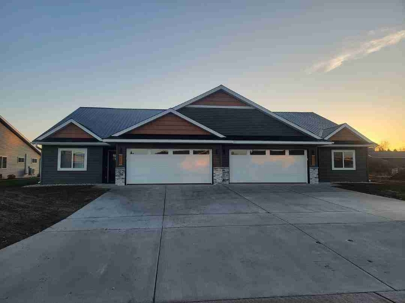 0 Vine St in Bloomer, WI - Foto de edificio