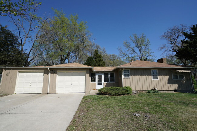 2020 Stratford Rd in Lawrence, KS - Foto de edificio - Building Photo