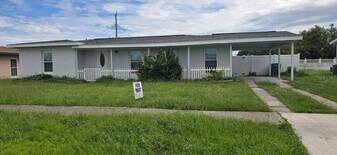480 Sharon Cir in Port Charlotte, FL - Building Photo