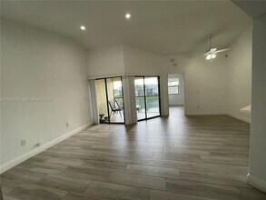 1042 Adams Ave in Homestead, FL - Building Photo - Building Photo