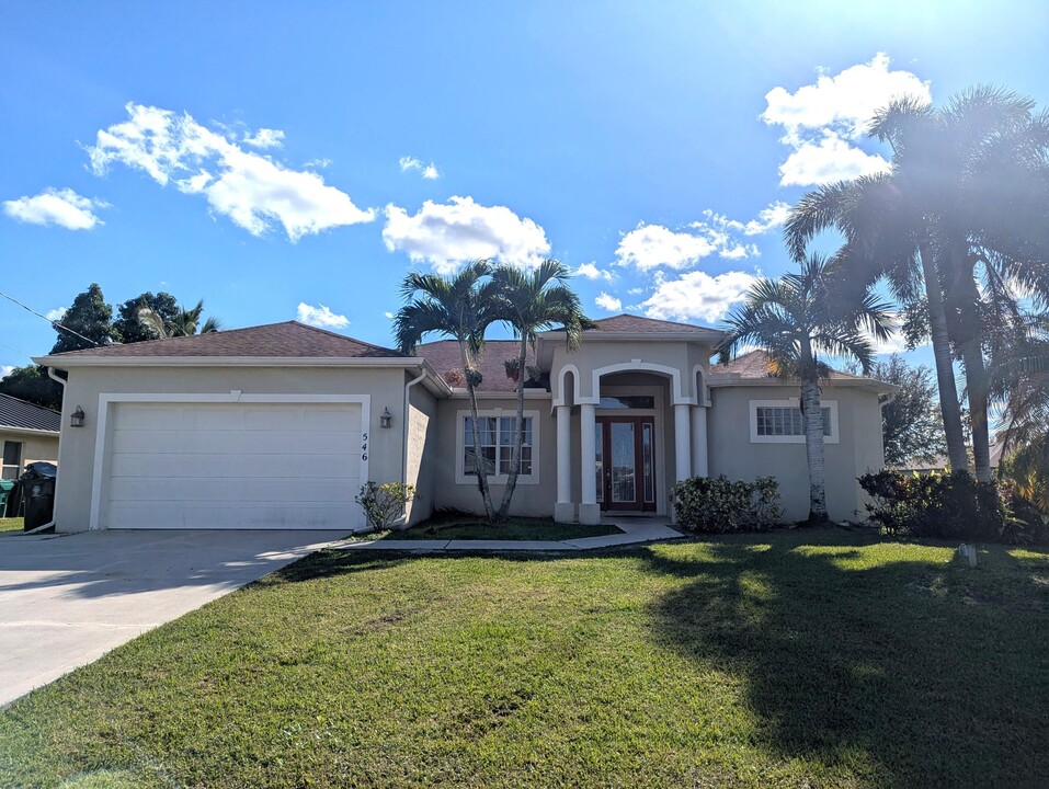 546 SW Lakehurst Dr in Port St. Lucie, FL - Foto de edificio